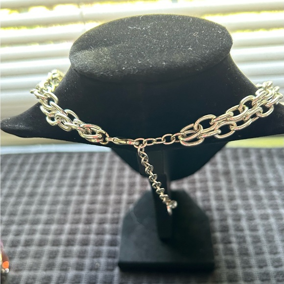 Dana Buchman 2 Piece Jewelry Set..Necklace with matching pierced Earrings - Picture 6 of 10